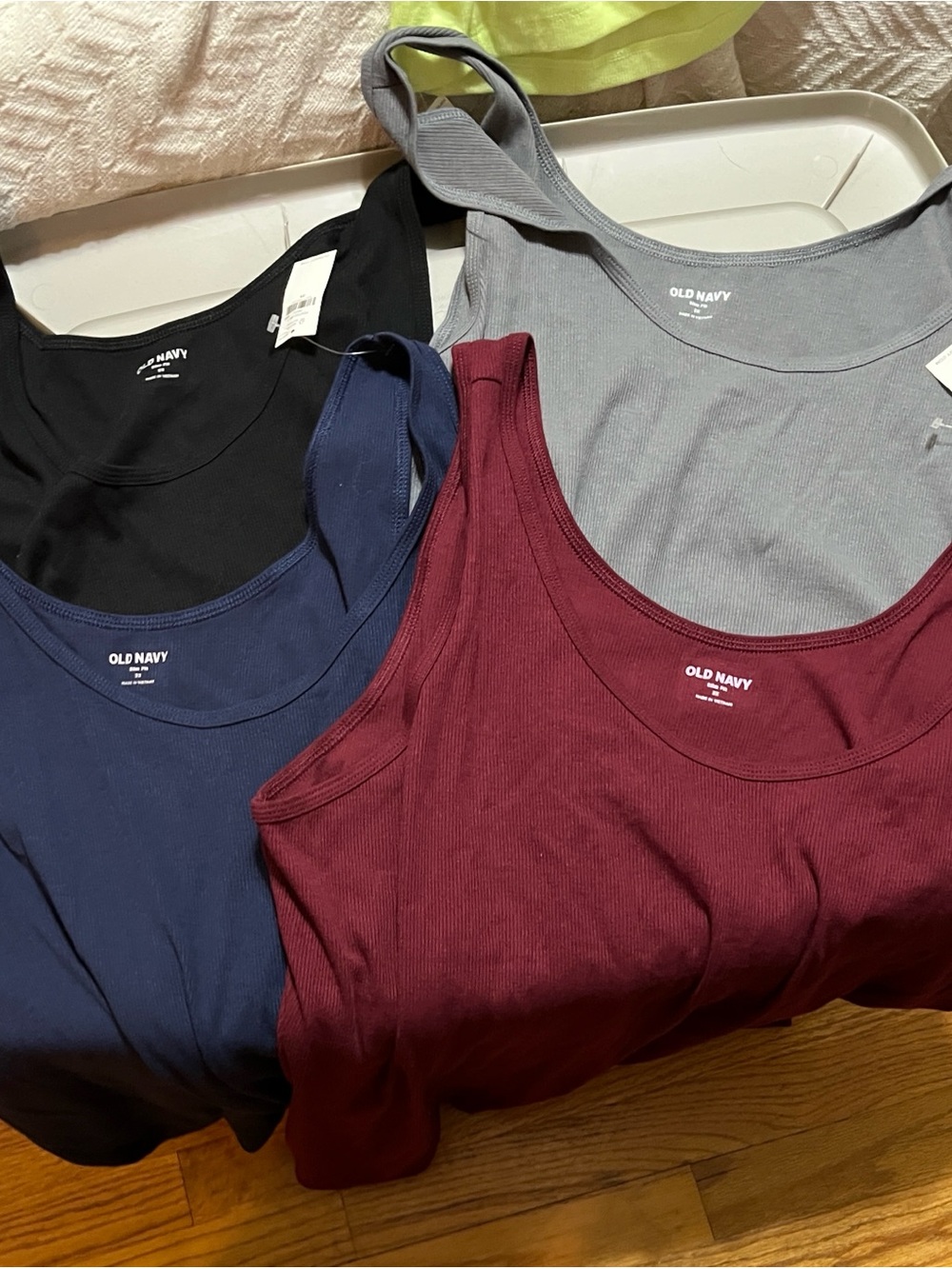 Set of 4 Old Navy Women’s Slim Fit 3x Tank Tops NWT- Black, Navy, Gray, Burgundy